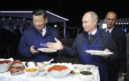 
					Putin i Si jeli palačinke uz votku 
					
									