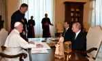 Putin kasnio 50 minuta na sastanak sa papom, iskupio se zanimljivim poklonom