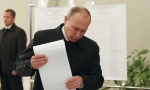 Putin nakon glasanja otišao na posao (VIDEO)