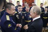 Putin od pilota dobio vojničku taliju VIDEO
