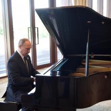 Putin odgovorio na pitanje - šta bi odsvirao Trampu na klaviru?!