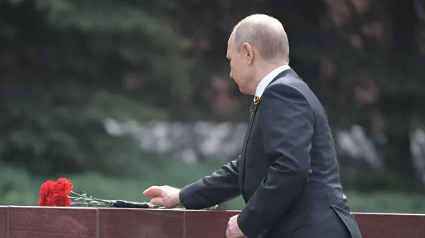 Putin se na Dan pobede obraća Rusima i polaže cveće kod Večne vatre