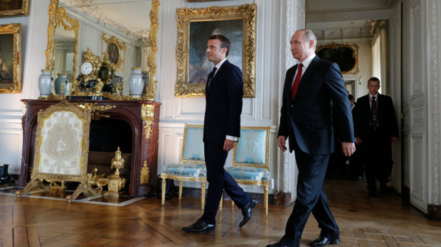 Putin stigao u Francusku, prvi sastanak sa Makronom