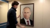 Putin u liftu: Kako Rusi reaguju na portret predsednika