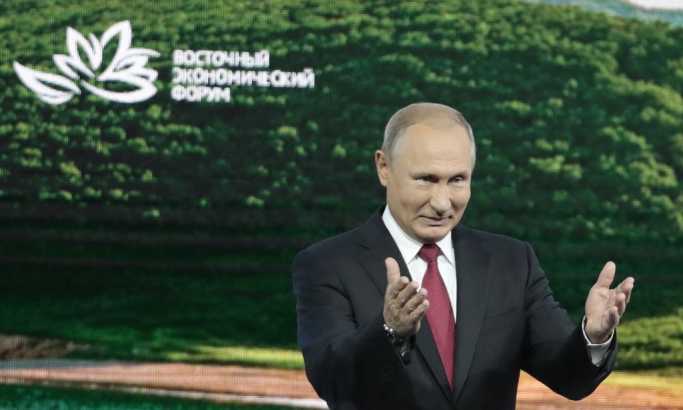 Putin u voćnjaku: Kako su jabuke tako ogromne? (VIDEO)