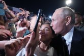 Putin uleće u masu; Pao poljubac; Ali, da li je to on? VIDEO