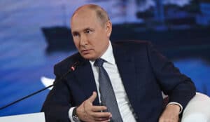 Putin upozorio NATO da ne gomila trupe i oružje u Ukrajini