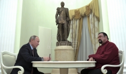 Putin uručio ruski pasoš Stivenu Sigalu (VIDEO)