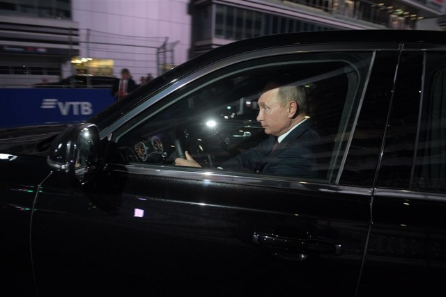 Putin vozi preko Krimskog mosta VIDEO