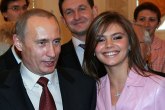 Putinova ljubavnica izašla iz pećine u kojoj se krila mesecima: Svi u šoku gledaju njeno novo lice