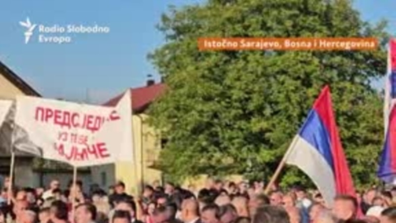 Putinove slike i ratni grbovi na protestima podrške Dodiku