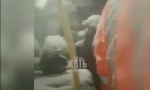 Putnici “mrtvi ladni” dok U autobusu veje sneg i šiba oluja: Neverovatan prizor “zimske idile” iz Sibira (VIDEO)