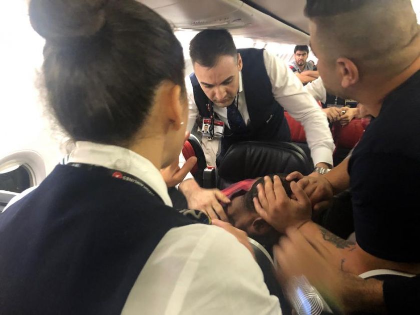 Putnici savladali pomahnitalog čoveka u avionu (FOTO)