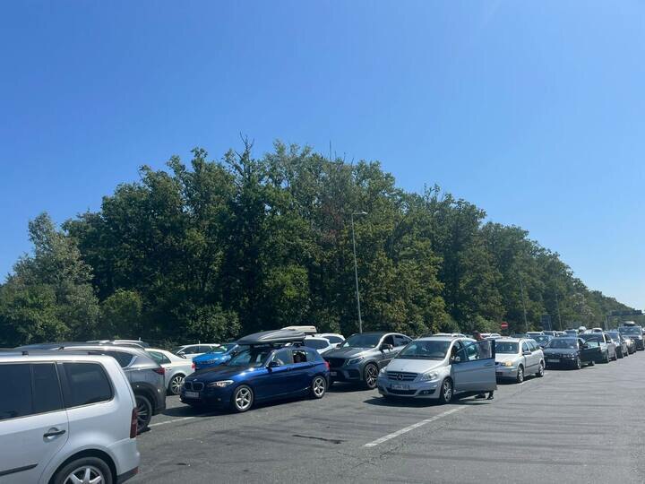 Putnička motorna vozila na Batrovcima čekaju tri sata, na Horgošu 90 minuta