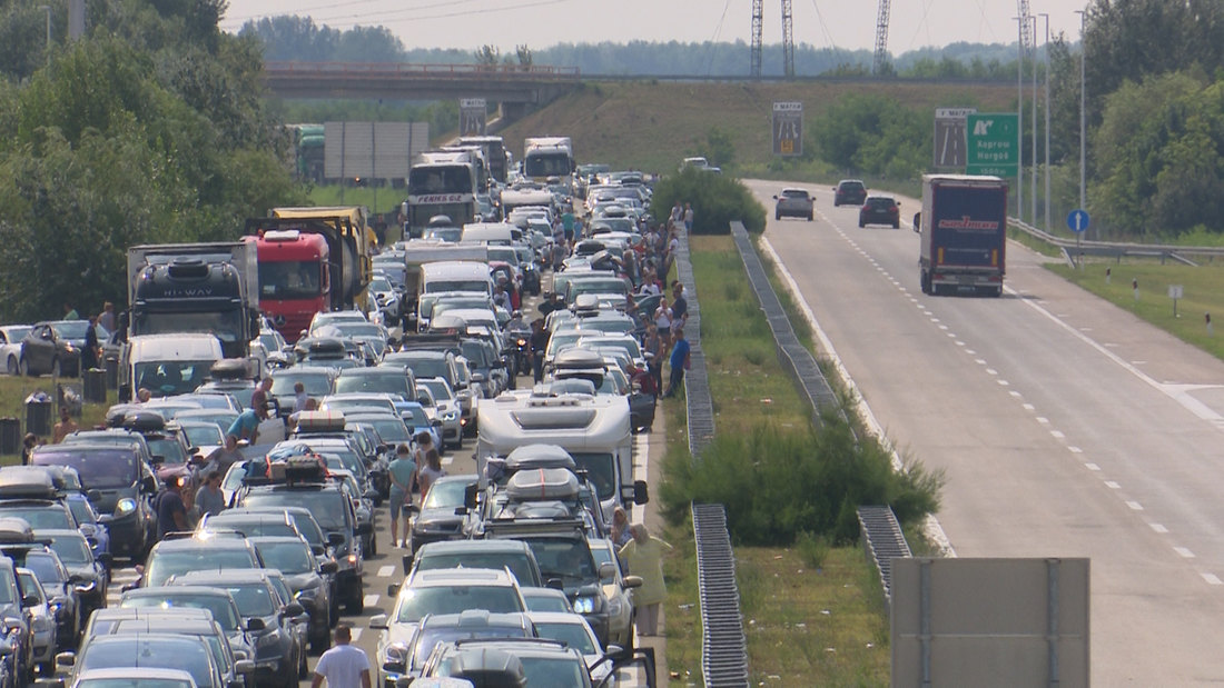 Putnička vozila čekaju na Batrovcima, Horgošu i Preševu