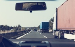 
					Putnička vozila na prelazu Bogojevo između Srbije i Hrvatske čekaju sat i po 
					
									