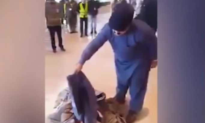 Putnik se iznervirao i počeo da pali odeću nasred aerodroma (VIDEO)
