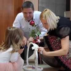 RADOST U PORODICI SAVIĆ: Ministar Đorđević obrazložio odluku o vraćanju male Lenke roditeljima (VIDEO)