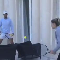 RAFA KOPIRA NOLETA: Španac ne može bez tenisa pa improvizovao u kući! (VIDEO)
