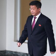 RASKRINKANA LAŽ ZAPADA Zvaničnik za koga su tvrdili da je smenjen snimljen u društvu lidera Severne Koreje 