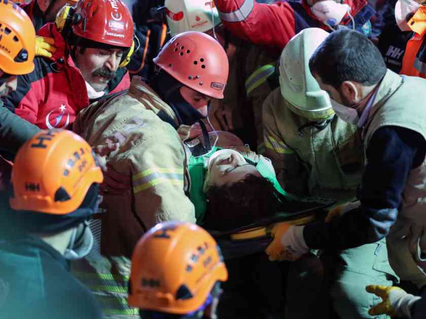 RASTE BROJ ŽRTAVA U ISTANBULU: Ispod ruševina osmospratnice koja se srušila pronađeno još jedno telo! (VIDEO)