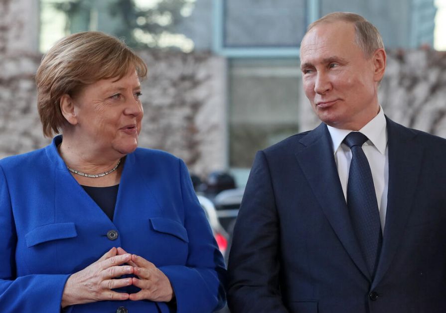 RAZGOVOR MERKELOVE I PUTINA: Nemačka kancelarka zahtevala od ruskog predsednika da smanji trupe oko Ukrajine!