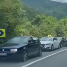 REKA AUTOMOBILA DUGA 6 KILOMETARA! Ogromna gužva na granici sa Crnom Gorom: Pogledajte nepreglednu kolonu vozila (VIDEO) 