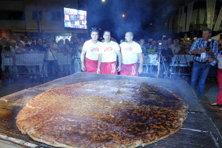 REKORD Leskovčani ispekli pljeskavicu od 65 kilograma mesa (VIDEO)