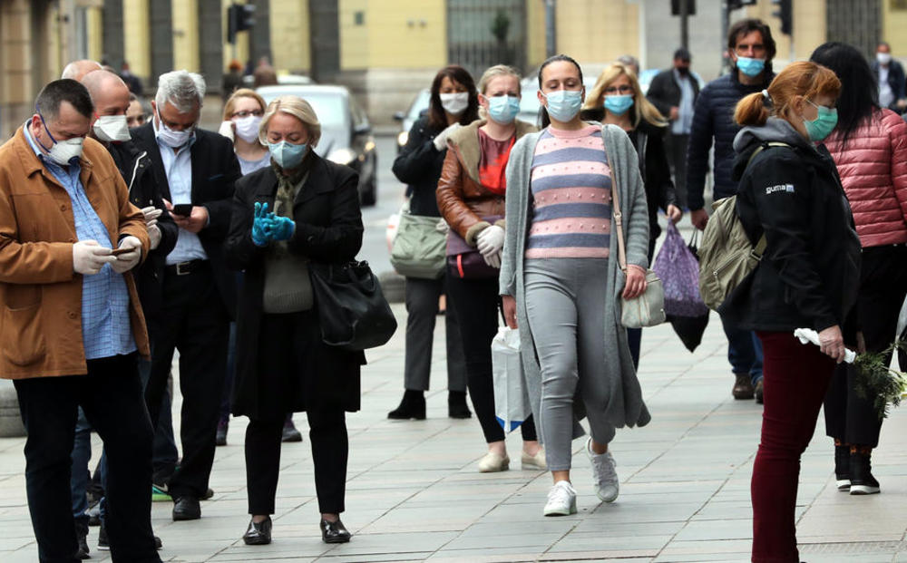 REKORDAN BROJ NOVOZARAŽENIH KORONOM U BIH: Ulice Sarajeva pune ljudi, retki nose zaštitnu masku