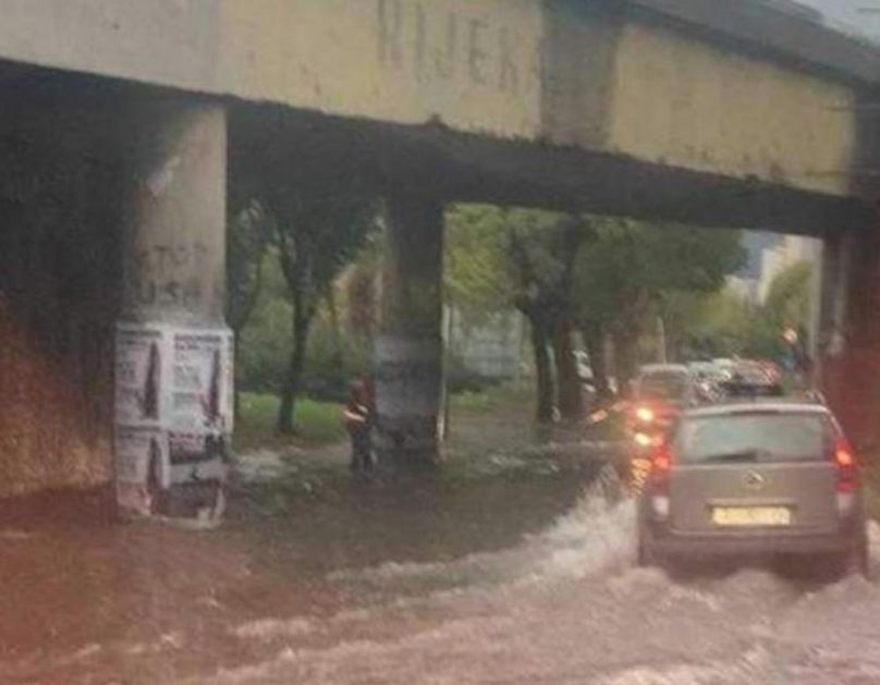 RIJEKA POTOPLJENA: Obilne kiše napravile haos, ulice se pretvorile u reke