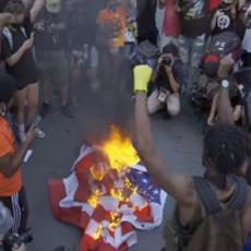 ROPSTVO, GENOCID I RAT: Američka zastava u plamenu ispred Bele kuće (VIDEO)