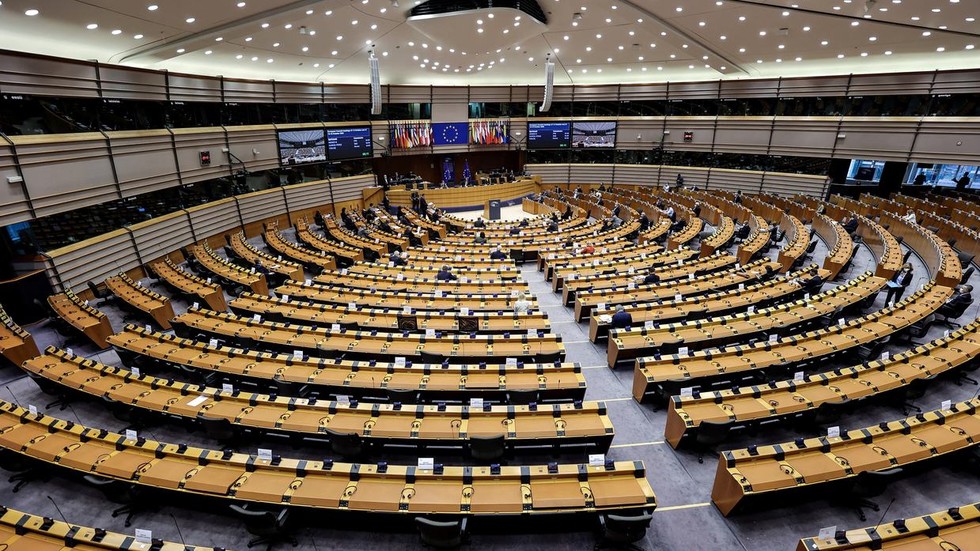 RT: Evropski parlament tužio Evropsku komisiju „zbog neprimenjivanja mehanizma vladavine prava“ usred velikog spora sa Poljskom