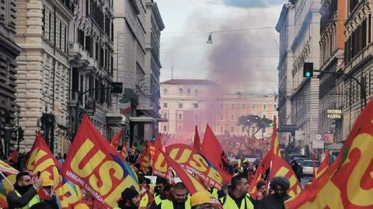 RT: Hiljade ljudi protestvovalo u Rimu protiv naoružavanja Ukrajine