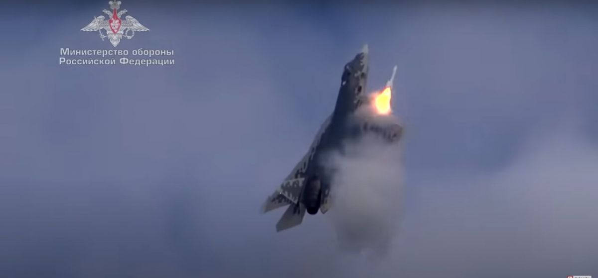 RT: Ispaljivanje rakete iz Su-57 tokom vertikalnog penjanja, dok piloti ovladavaju novim mogućnostima aviona