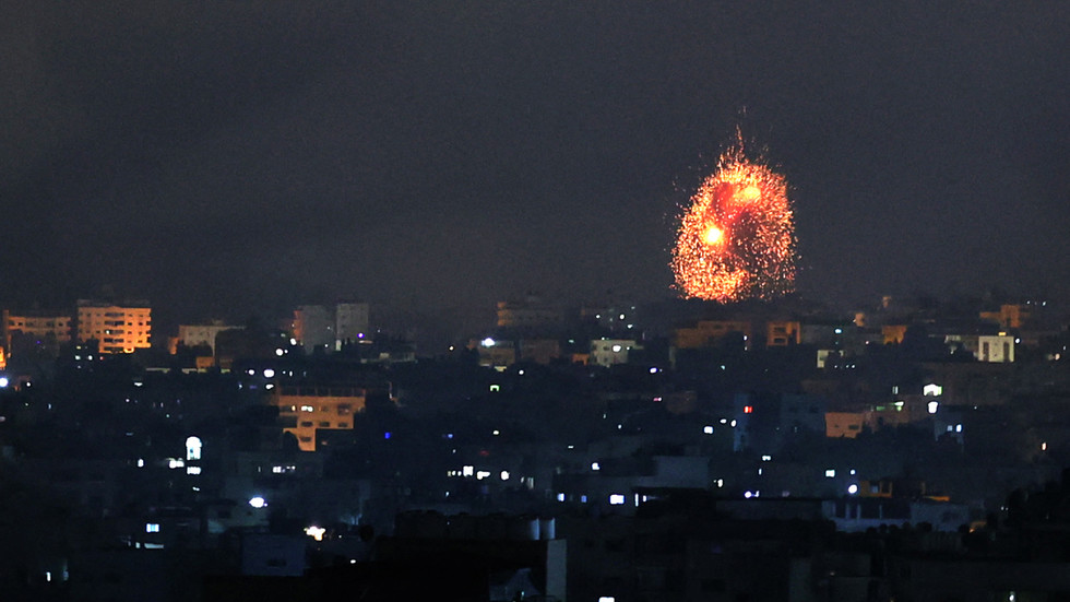 RT: Izraelska vojska saopštila da sada i kopnene snage „napadaju“ Pojas Gaze 