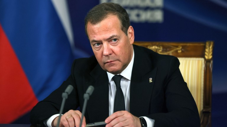 RT: Medvedev upozorava na direktan sukob Rusije i NATO-a