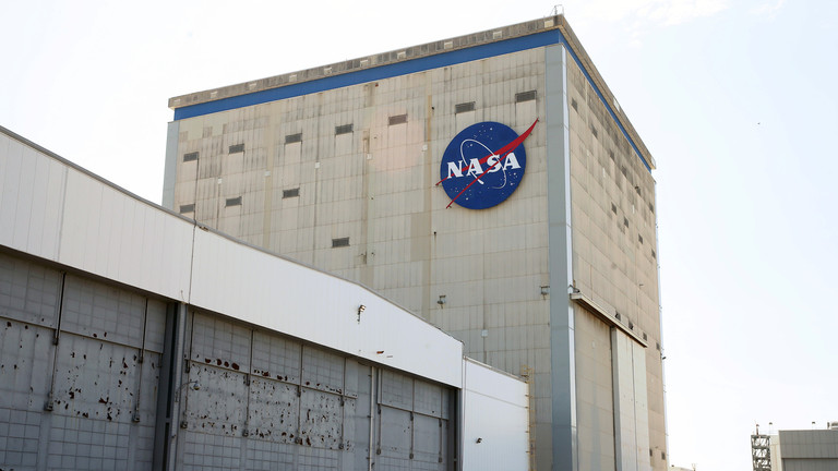 RT: NASA zatvara još dva objekta zbog virusa, dovedena u pitanje misija na Mesec