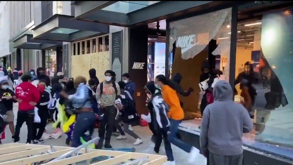 RT: Nasmejani pljačkaši opustošili prodavnicu „Najk” u Čikagu za minut