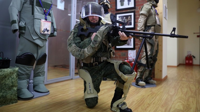 RT: „Nosio 35 kg satima i jedva da je umoran“: Nove fotografije ruskog vojnog egzoskeleta