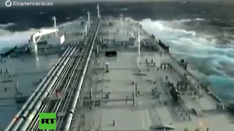 RT: Plovidba prvog iranskog tankera sa naftom za Venecuelu kroz nemirno more