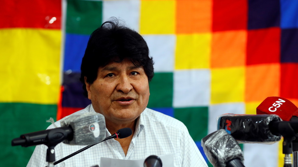 RT: Prognani bolivijski predsednik Morales obećao da će se vratiti u zemlju „pre ili kasnije“ nakon pobede socijalista na izborima 
