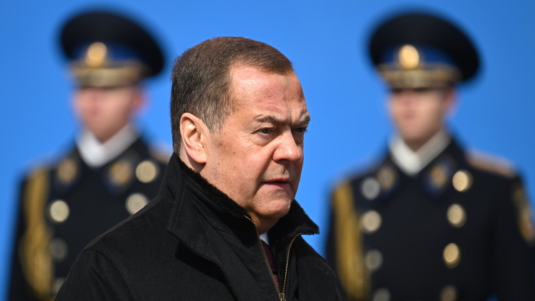 RT: Rusija se bori protiv „reinkarnacije fašizma“ – Medvedev