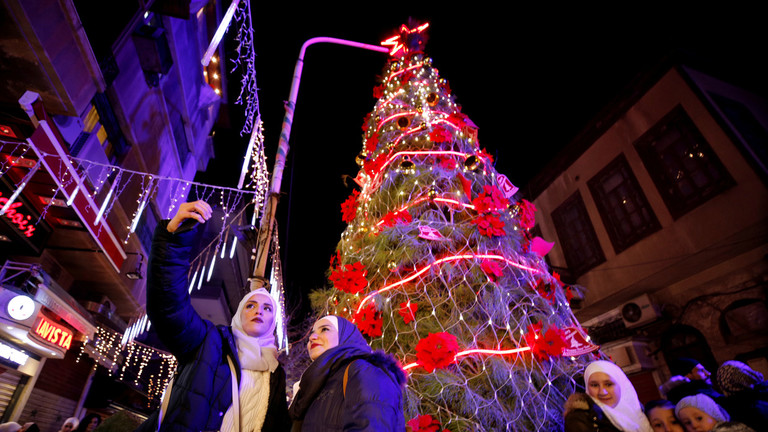 RT: Sirijci slave Božić i nadaju se trajnom miru kada se američke trupe povuku