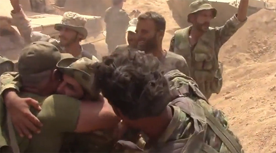RT: Sirijski vojnici u zagrljaju nakon probijanja trogodišnje opsade Deir ez Zora