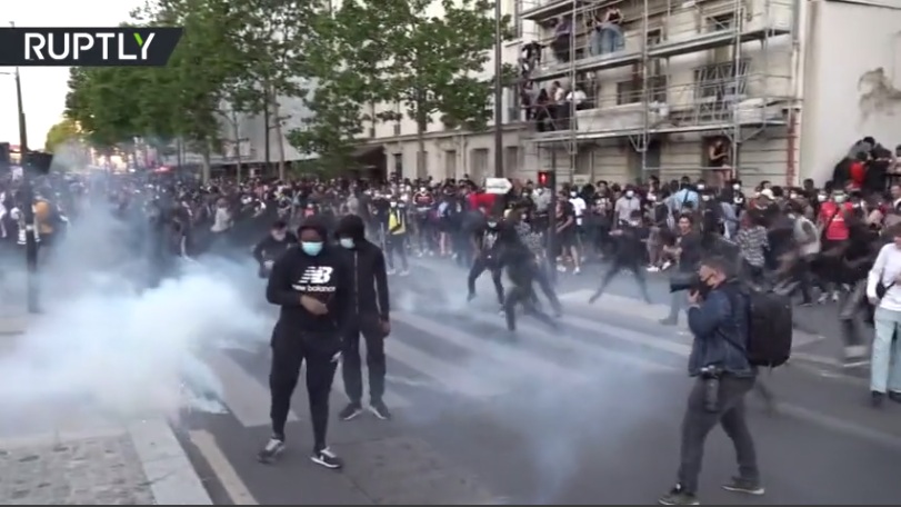 RT: Suzavac i sukobi: Protest u Parizu se pretvorio u haos