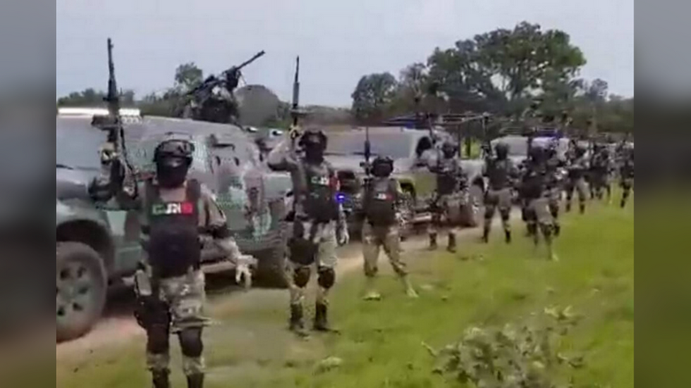 RT: Taktika zastrašivanja? „Vojska“ narko-kartela sa oklopnim vozilima u Meksiku
