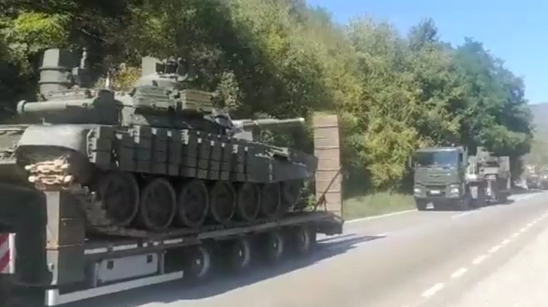 RT: Tenkovi i borbeni avioni u blizini Kosova, dok rastu tenzije između Srbije i otcepljenog regiona