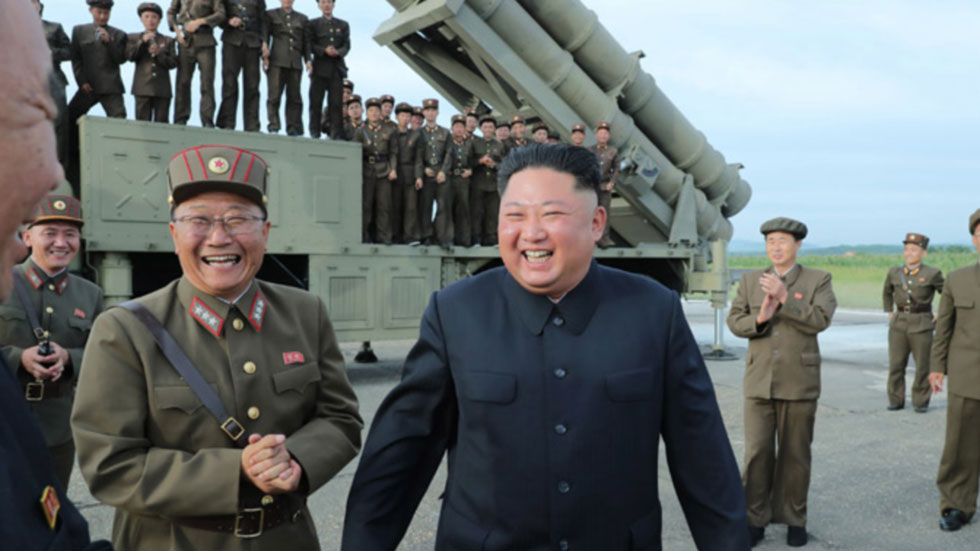 RT: Voli projektile! Nasmejani Kim testirao „super-veliki višecevni bacač raketa“