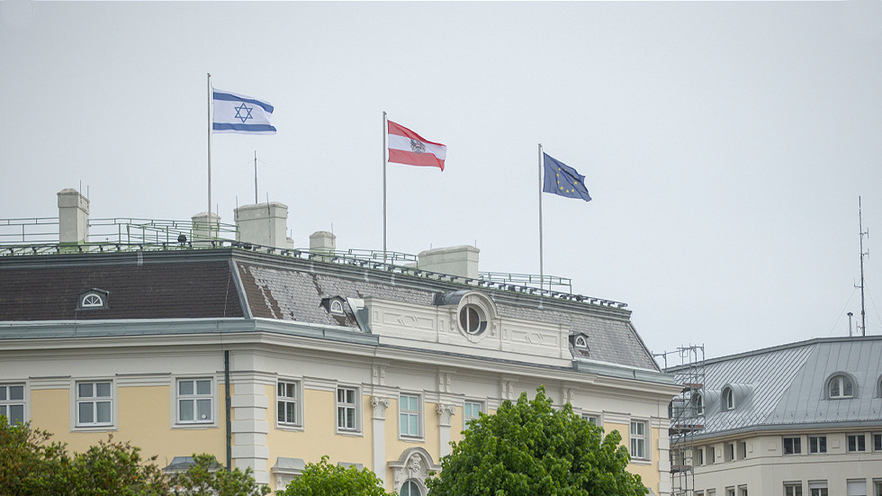 RT: „Zajedno stojimo na strani Izraela“, kaže Kurc dok se izraelska zastava vijori na parlamentu. Šta je sa mrtvom decom iz Gaze? Pitaju korisnici Tvitera
