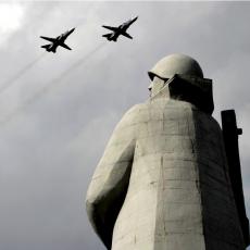 RUSI DIGLI LOVCA, MUNJEVITO DEJSTVOVALI: Britanski vojni avion oteran sa neba iznad Rusije! 